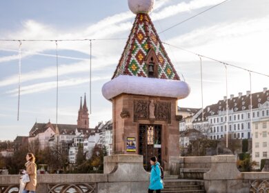 Festlich dekorierte Brücke mit Weihnachtsstruktur und Blick auf Basel | © Kanton Basel-Stadt
