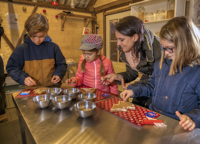 Kinder verzieren Lebkuchen im weihnachtlichen Märchenwald | © Basel Tourismus