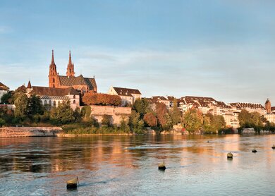 Das Basler Münster hoch über dem Rhein | © Basel Tourismus 