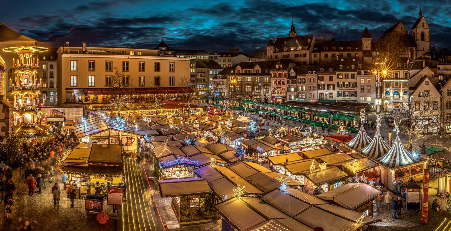 Aussicht von Oben auf den Barfüsser Weihnachtsmarkt in Basel | © Switzerland Tourismus/Jan Geerk