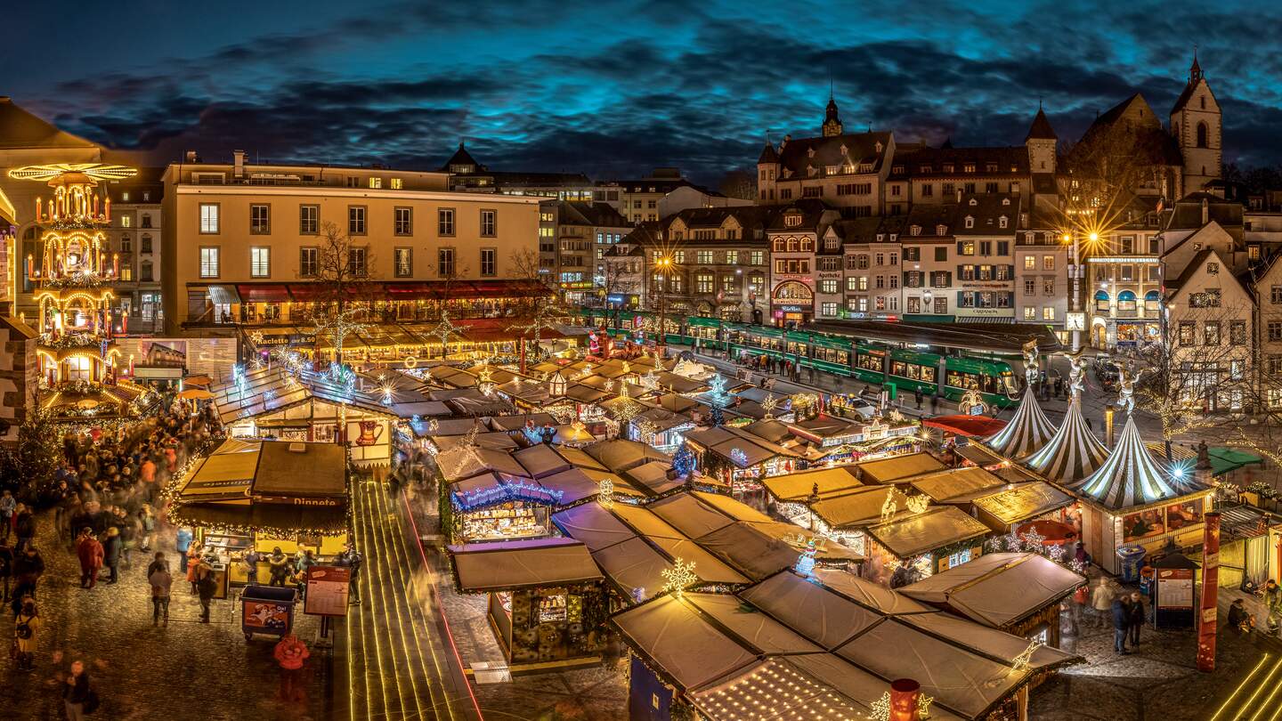 Aussicht von Oben auf den Barfüsser Weihnachtsmarkt in Basel | © Switzerland Tourismus/Jan Geerk