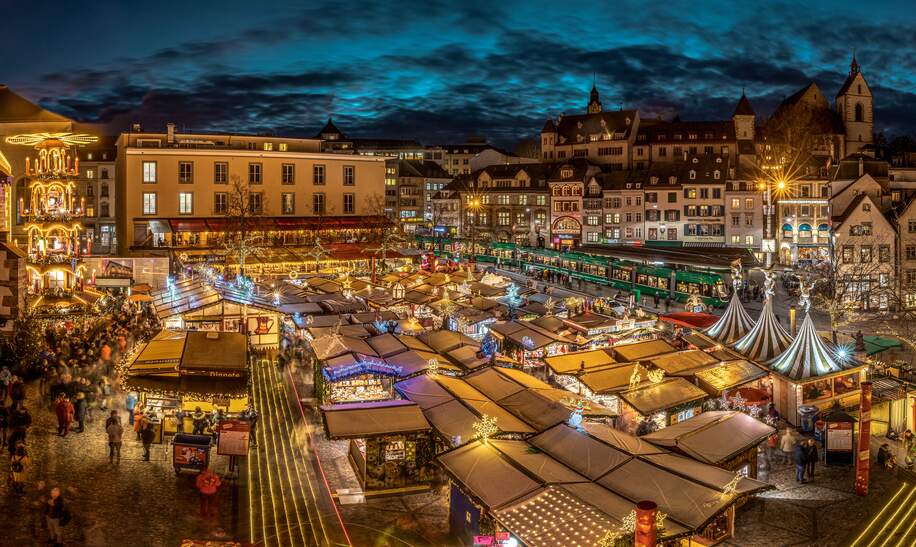 Aussicht von Oben auf den Barfüsser Weihnachtsmarkt in Basel | © Switzerland Tourismus/Jan Geerk