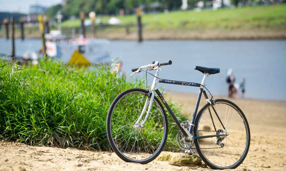 Fahrrad auf dem Sand geparkt | © WFB / Carina Tank