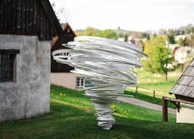 Twister Again Skulptur auf der Wiese in Chemnitz | © Ernesto Uhlmann; Alice Aycock