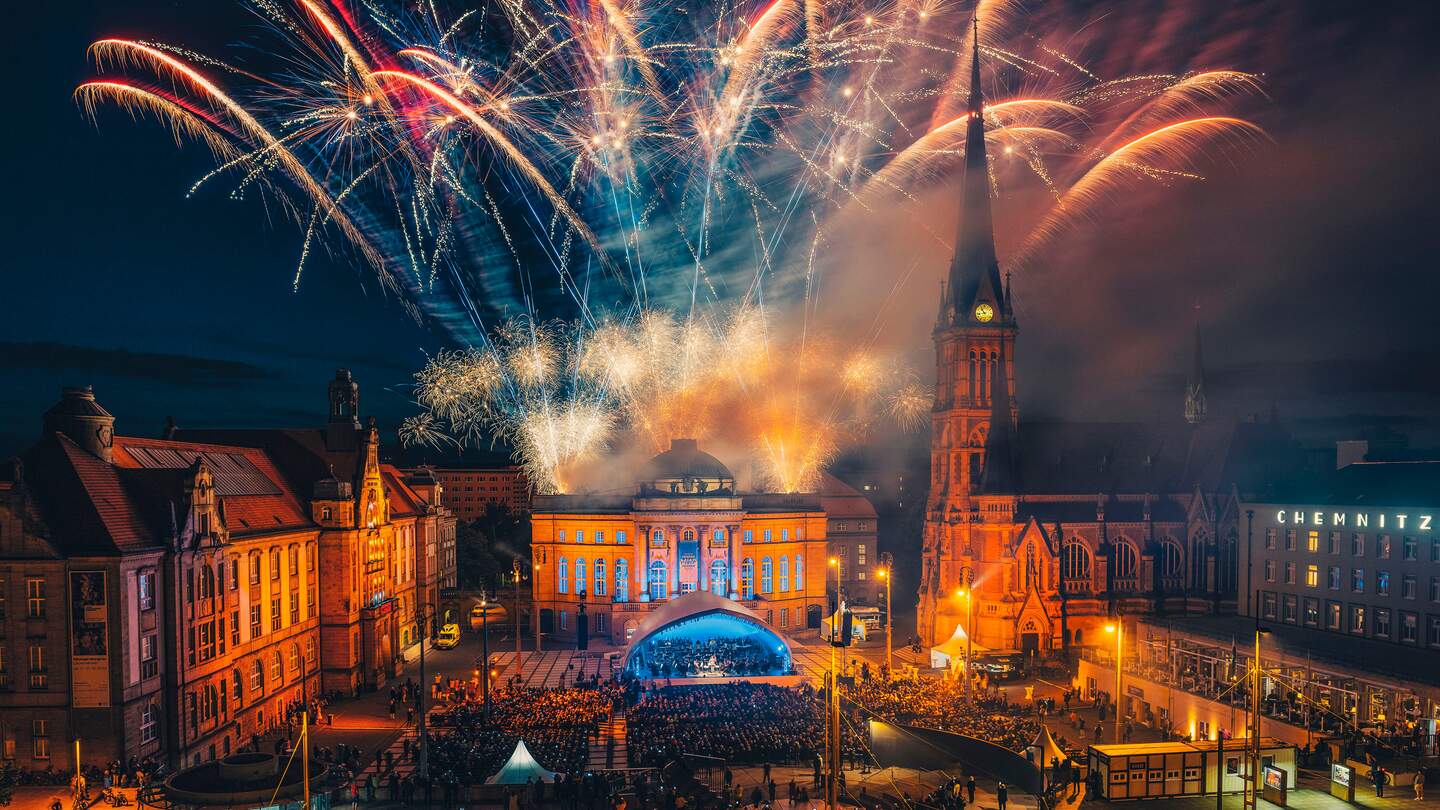 Theaterplatz mit Feuerwerk | © Nasser Hashemi