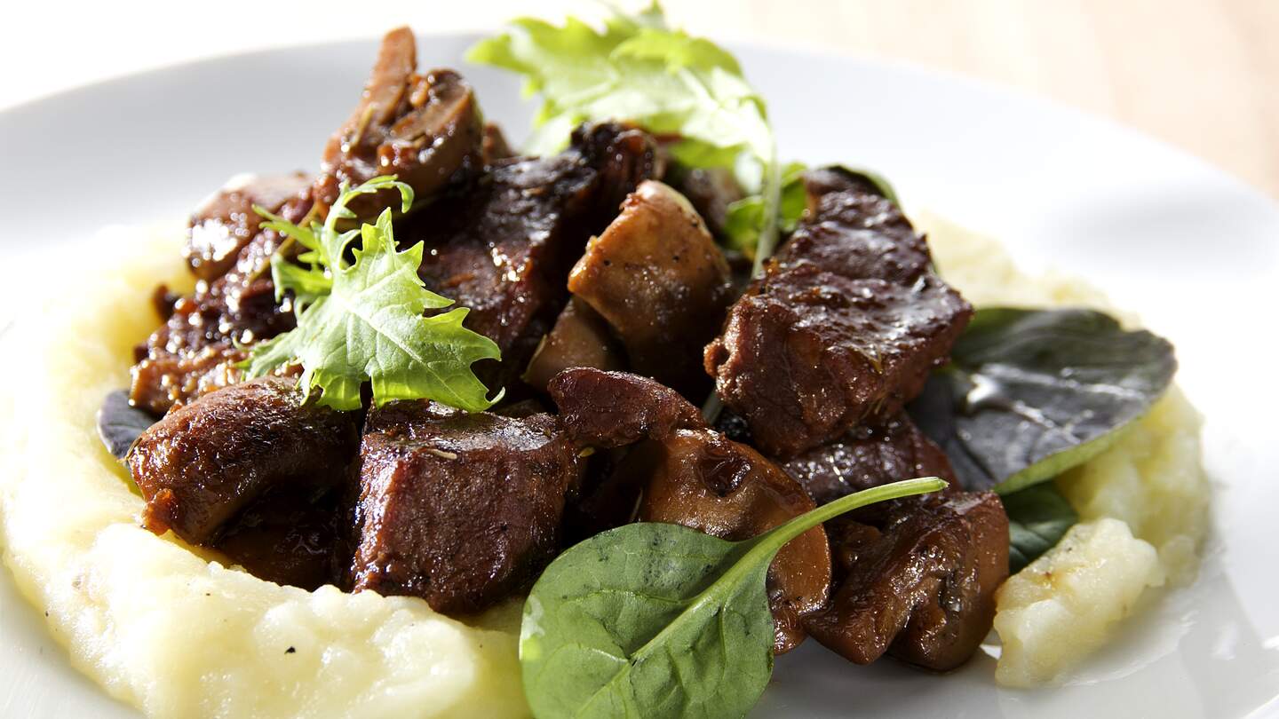 Hauptspeise Fleisch mit Beilage | © gettyimages.com/Audi Dela Cruz