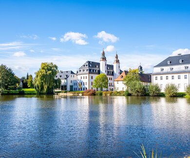 Deutsches Landwirtschaftsmuseum Schloss Blankenhain in der Tourismusregion Chemnitz mit einem See im Vordergrund | © GoMedienDesign | Oliver Göhler
