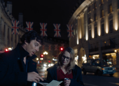 Die Figur Sherlock Holmes in der Oxford Street mit Flaggen im Hintergrund. | © polyband/BBC/Hartswood Films