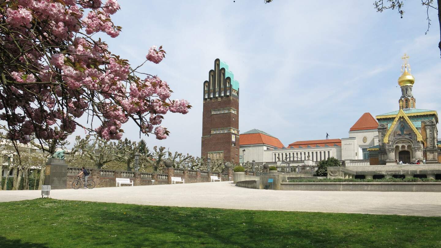 Hochzeitsturm, Ausstellungsgebäude und Russische Kapelle auf der Mathildenhoehe Darmstadt | © Darmstadt Marketing
