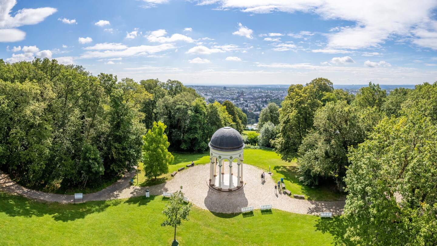 Drohnenaufnahme vom Neroberg mit Neroberg-Tempel und Blick ueber Wiesbaden | © David Vasicek