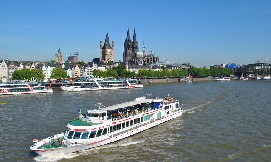 KD-Panoramafahrt auf dem Rhein mit Blick auf die Altstadt von Koeln und den Koelner Dom | © KD Deutsche Rheinschifffahrt GmbH 
