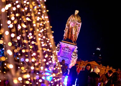 Denkmal des Großherzogs Karl Friedrich von Baden von weihnachtlichen Lichtern umgeben | © KTG Karlsruhe Tourismus GmbH, Bruno Kelzer