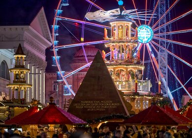Das Denkmal Pyramide während des Weihnachtsmarkts | © KTG Karlsruhe Tourismus GmbH, Bruno Kelzer