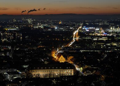 Aussicht vom Turmberg Durlach bei Dunkelheit mit funkelnden Lichtern der Stadt. | © KTG Karlsruhe Tourismus GmbH, Fabian von Poser