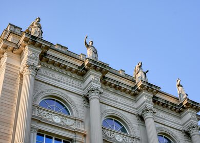 Naturkundemuseum Karlsruhe Außenfassade mit Statuen bei hellblauem Himmel | © KTG Karlsruhe Tourismus GmbH, Kelzer