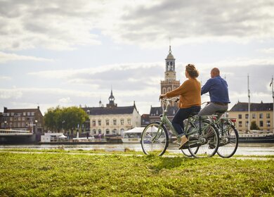 Paar faehrt Rad am Ijsselmeer in den Niederlanden | © Gijs-Versteeg Fotografie