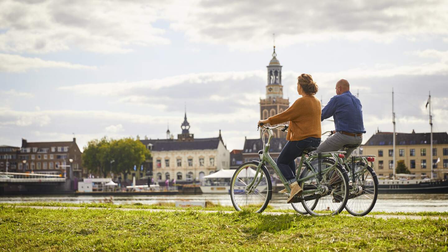 Paar faehrt Rad am Ijsselmeer in den Niederlanden | © Gijs-Versteeg Fotografie