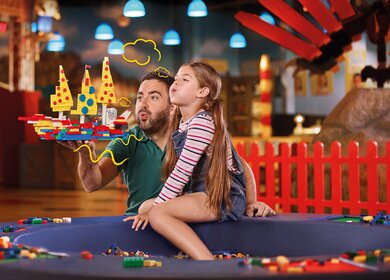 Papa und Kind spielen und bauen Lego im Legoland Oberhausen | © Merlin Entertainments