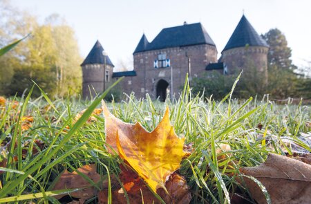 Sicht von unten auf die Burg Vondern in Oberhausen im Herbst | © Sandra Gehlich