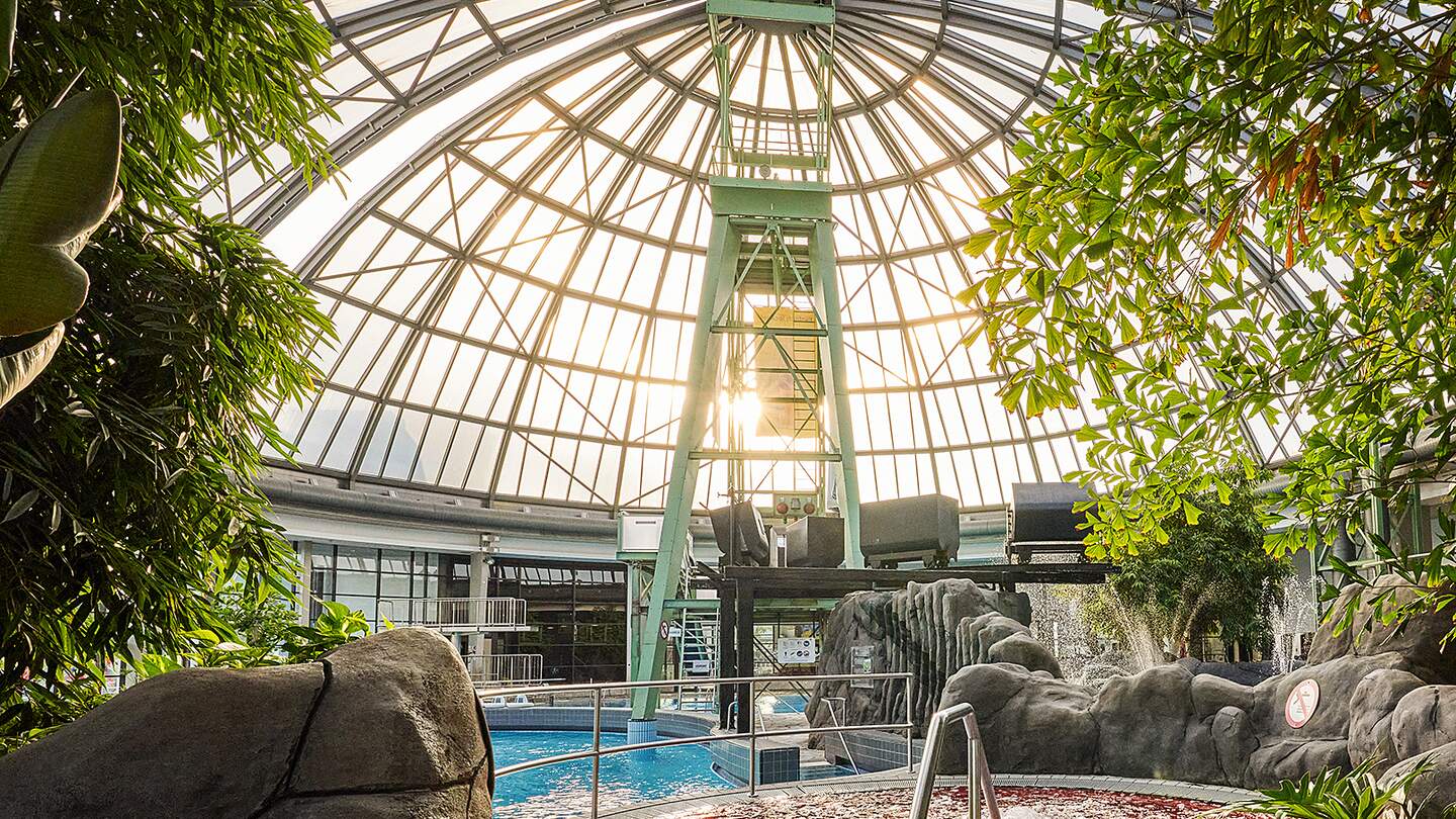 Halboffene Kuppel und Schwimmbereich im Aquapark Oberhausen | © Oberhausen Tourismus
