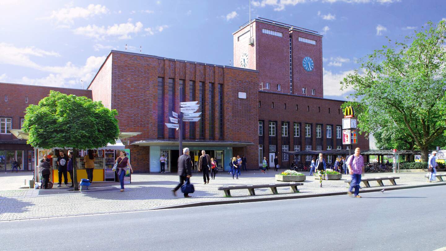 Bahnhofsgebäude in Oberhausen im Sommer | © Maike Hufenbach
