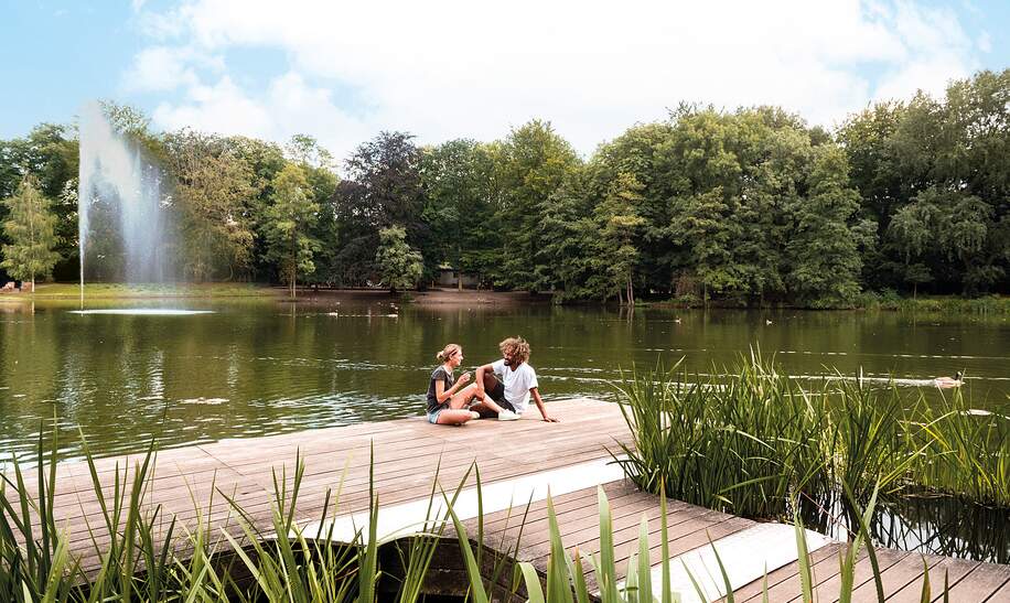 Zwei Menschen Sitzen am Steg vor einem See in der Parkanlage im Kaisergarten Oberhausen | © OWTGmbH/Fabian Riediger