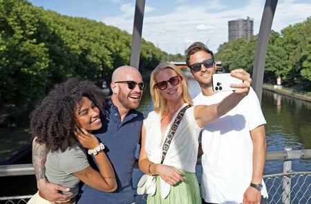 5 Freunde machen ein Foto auf der Rehberger Brücke in Oberhausen | © OWTGmbH/Sebastian Becker