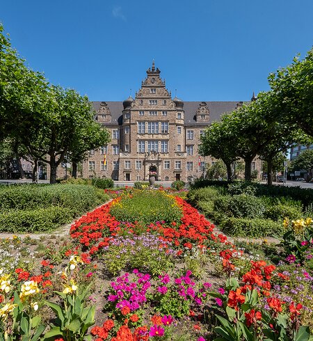Friedensplatz mit Blick auf das Amtsgericht Oberhausen und Blumenbeete im Vordergrund | © OWTGmbH/Tom Thöne
