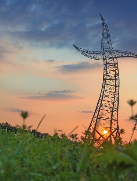 Tanzender Strommast freistehendes Kunstwerk in Oberhausen | © OWTGmbH/Tom Thöne