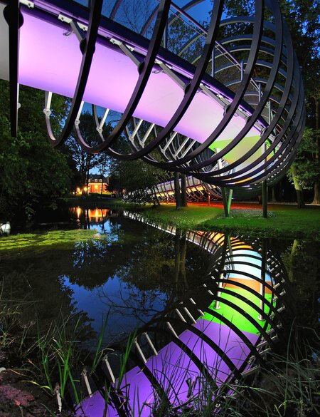 Beleuchtete Brückenskulptur Slinky Springs to Fame bei Nacht | © Carsten Walden