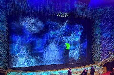 Bühne des Musicals in blauer Farbe getaucht. | © Michelle Khan