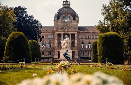 Mann entdeckt die UNESCO Welterbe Neustadt von Straßburg auf dem Fahrrad | © Strasbourg, Elsa Cyril