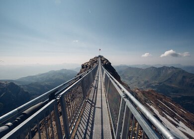 Blick ueber den Peak Walk By Tissot am Glacier 3000 | © Roman Tyulyakov