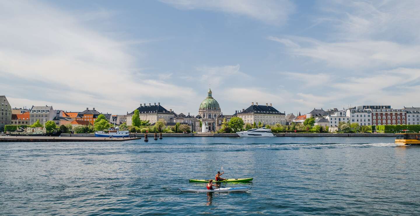 Der Hafen in Kopenhagen mit zwei Kanus im Vordergrund  | © VisitDenmark/Mitch Wiesinger