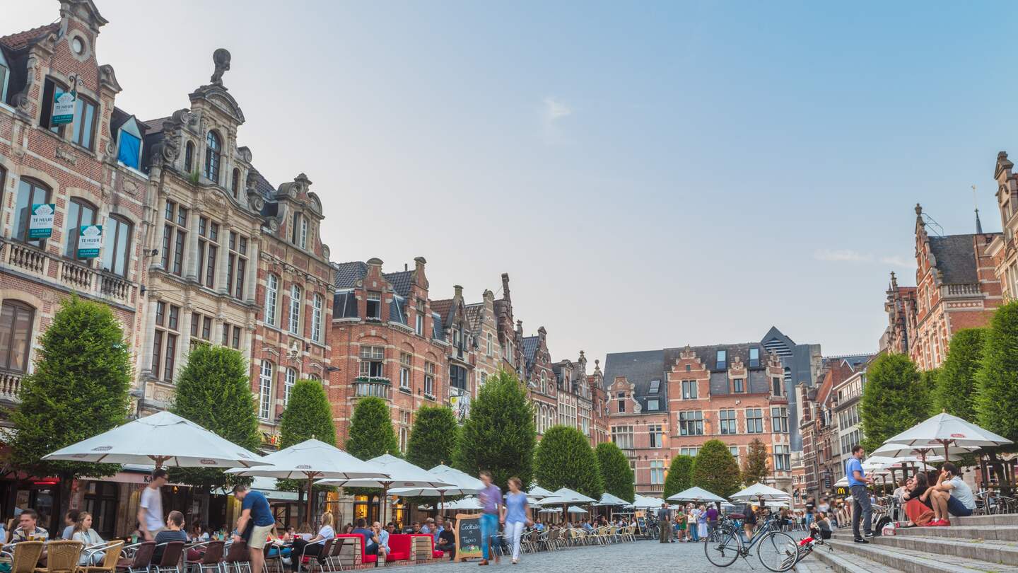 Oude Markt in Löwen, bekannt für seine zahlreichen Cafés und historischen Gebäude | © Visit Flanders/Piet De Kersgieter