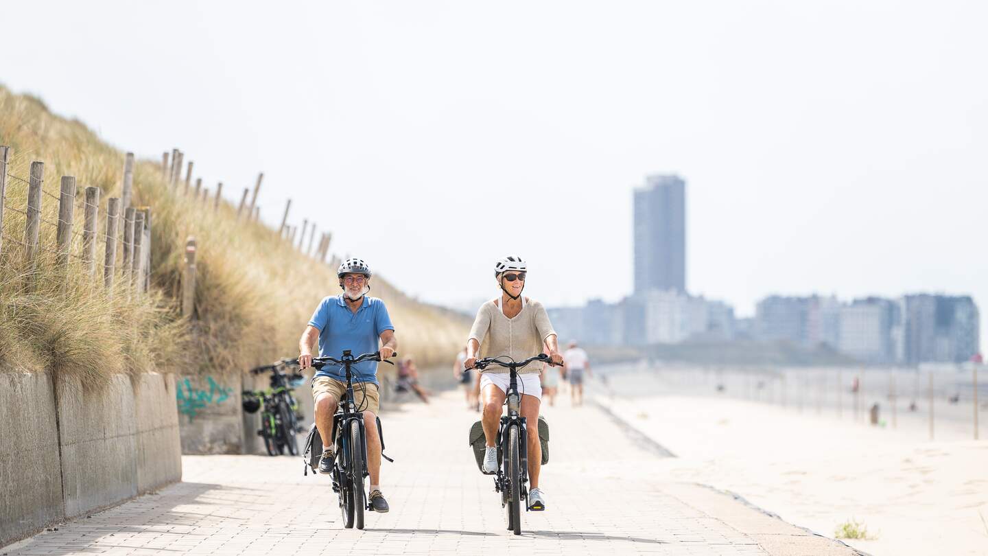 Radfahrer im Radurlaub an der Küste Flanderns in Belgien | © BOUMEDIENE BELBACHIR