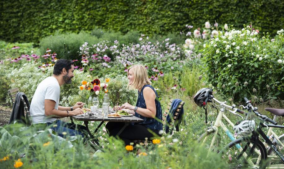 Paar frühstückt Draußen in Schweden | © imagebank.sweden.se/Anna Hållams