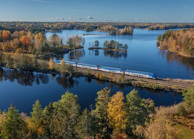 Bahn in Schweden fährt auf Schienen durch die Natur | © imagebank.sweden.se/Jann Lipka