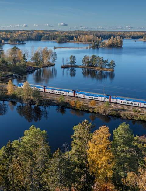 Bahn in Schweden fährt auf Schienen durch die Natur | © imagebank.sweden.se/Jann Lipka