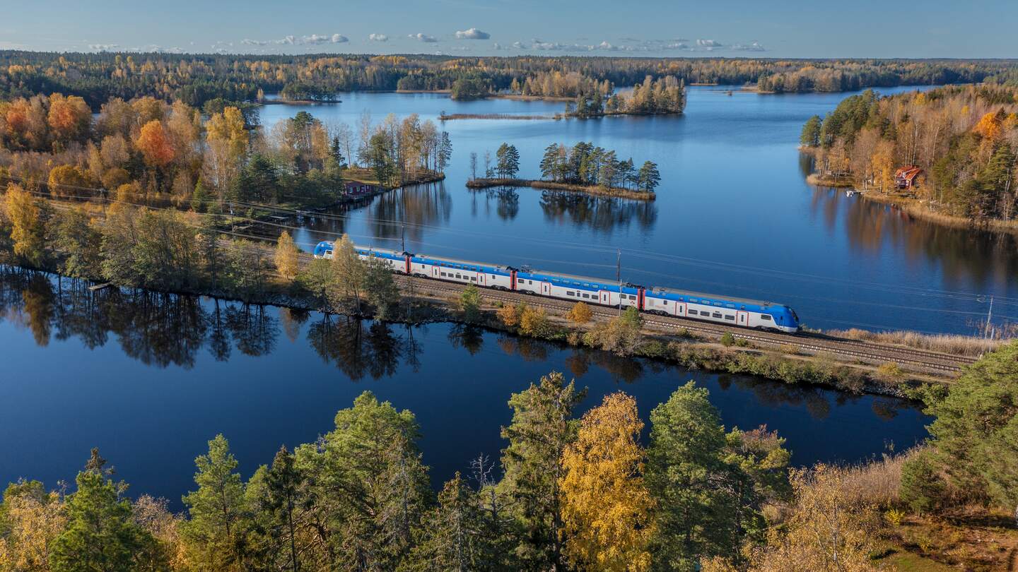 Bahn in Schweden fährt auf Schienen durch die Natur | © imagebank.sweden.se/Jann Lipka