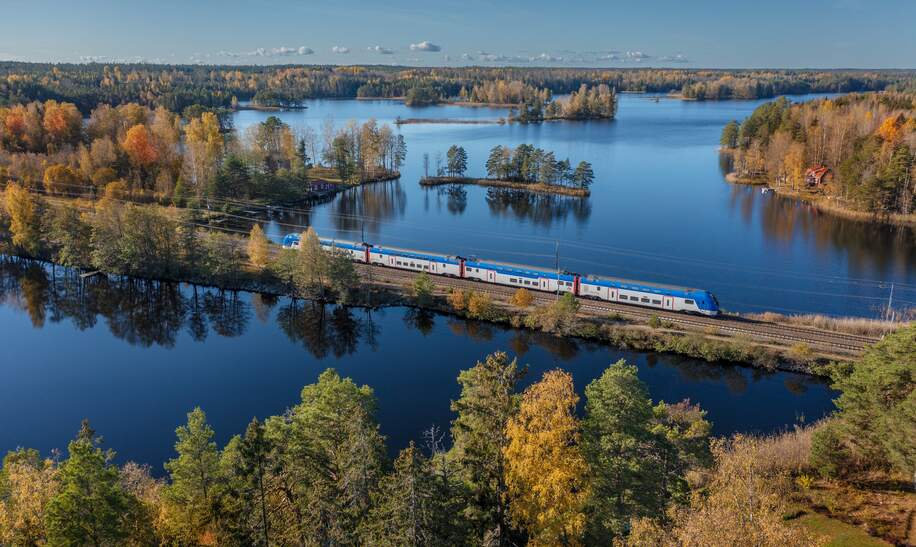 Bahn in Schweden fährt auf Schienen durch die Natur | © imagebank.sweden.se/Jann Lipka