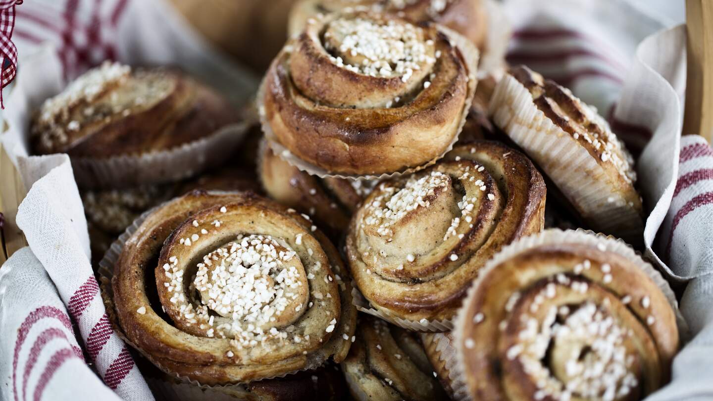 Korb mit mehreren schwedischen Zimtschnecken. | © imagebank.sweden.se/Tina Stafren