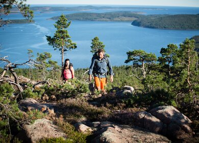 Zwei Personen wandern an der Höga Küste in Schweden | © imagebank.sweden.se/Friluftsbyn 