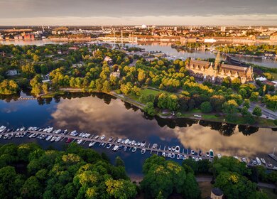 Luftaufnahme von Stockholm mit Wasserflächen, Booten, grüner Vegetation und historischen Gebäuden. | © Imagebank.sweden.se/Ola Ericson