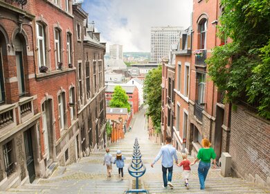 Urlauber gehen die Treppe in Lüttich in der Wallonie | © VisitWallonia/Denis Erroyaux-Liege