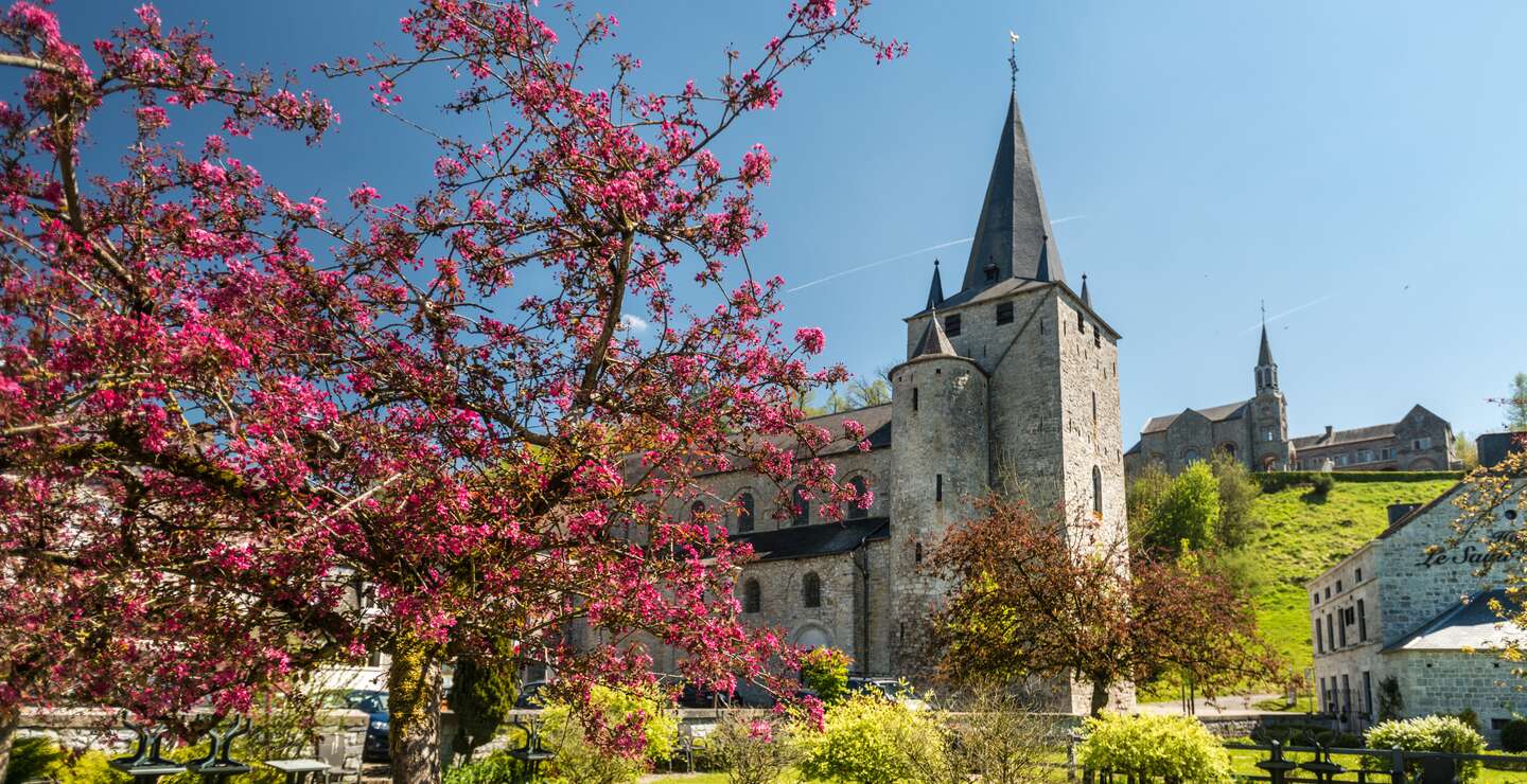 Die Stiftskirche in Celles, Wallonie,  im Frühling  | © Dominik Ketz