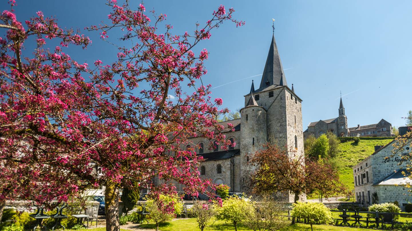 Die Stiftskirche in Celles, Wallonie,  im Frühling  | © Dominik Ketz