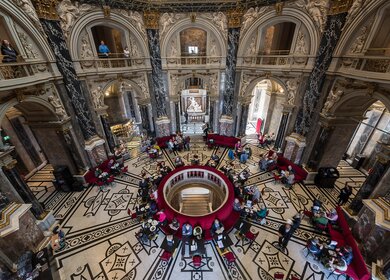 Cupola Hall von oben aufgenommen, Menschen laufen unten herum | © KHM-Museumsverband