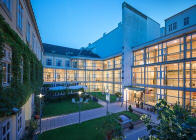 Das Museum von aussen bei Nacht von innen ist es hell beleuchtet | © Schönbrunn Möelmuseum