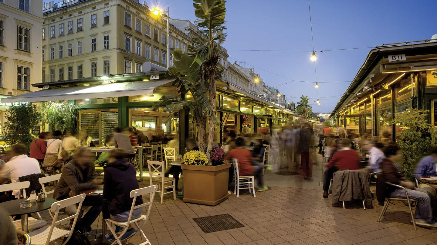 Naschmarkt am Abned, viele Menschen sitzen in den Restaurants | © WienTourismus/Christian Stemper